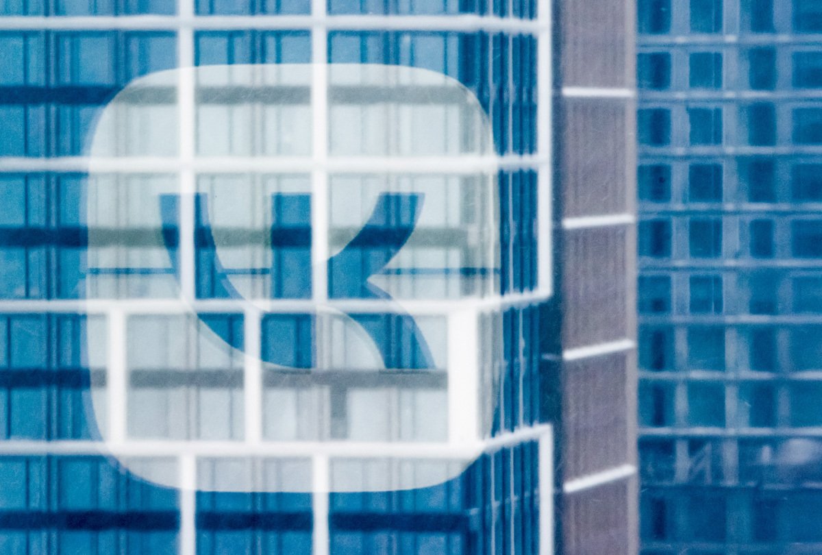 Логотип VK на офисе в Москве, 21 января 2022 года. Фото: Максим Шеметов / Reuters / Scanpix / LETA